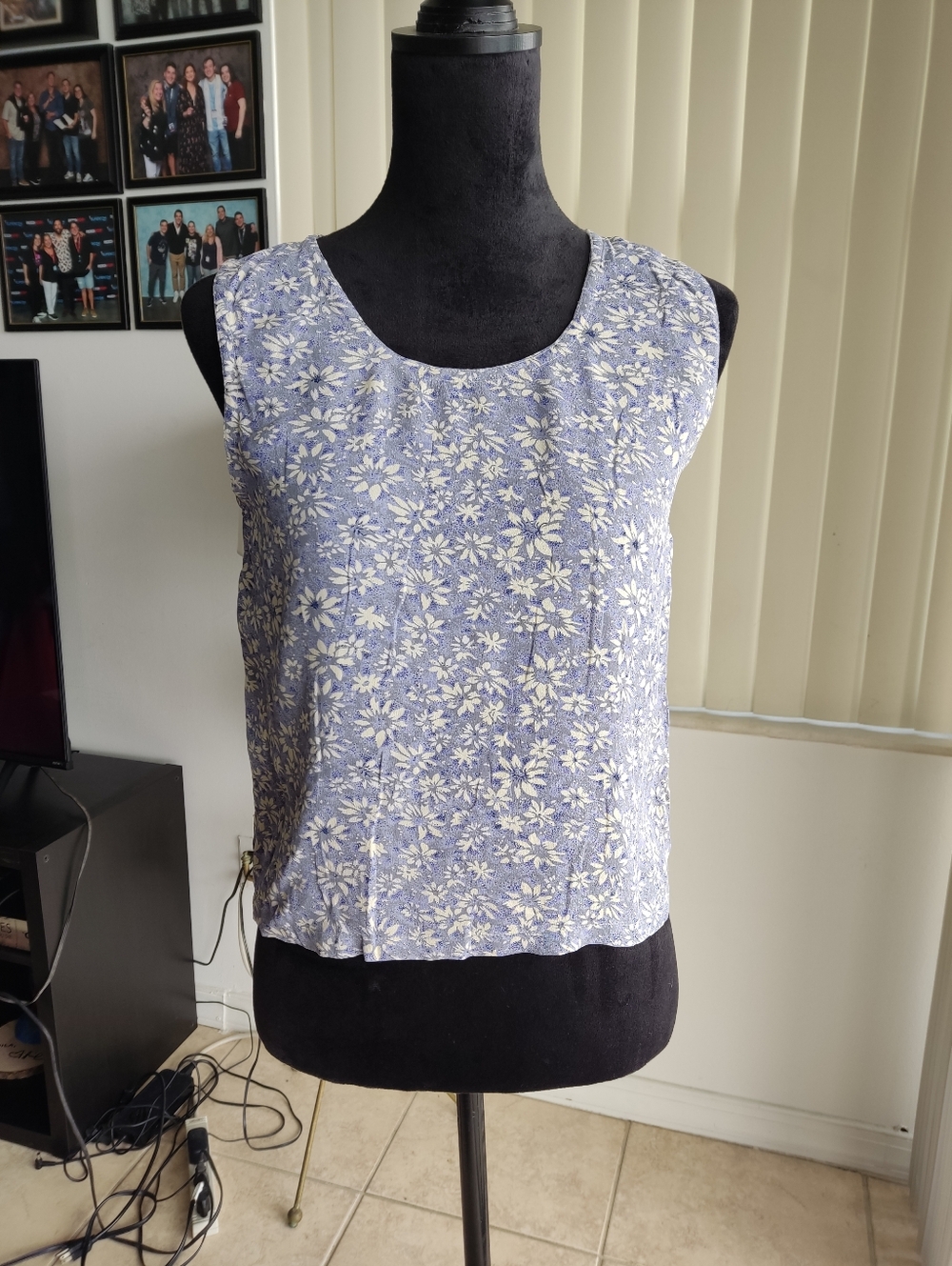 Vintage Basement Sleeveless Blue Floral Scoop Neck Top Size M